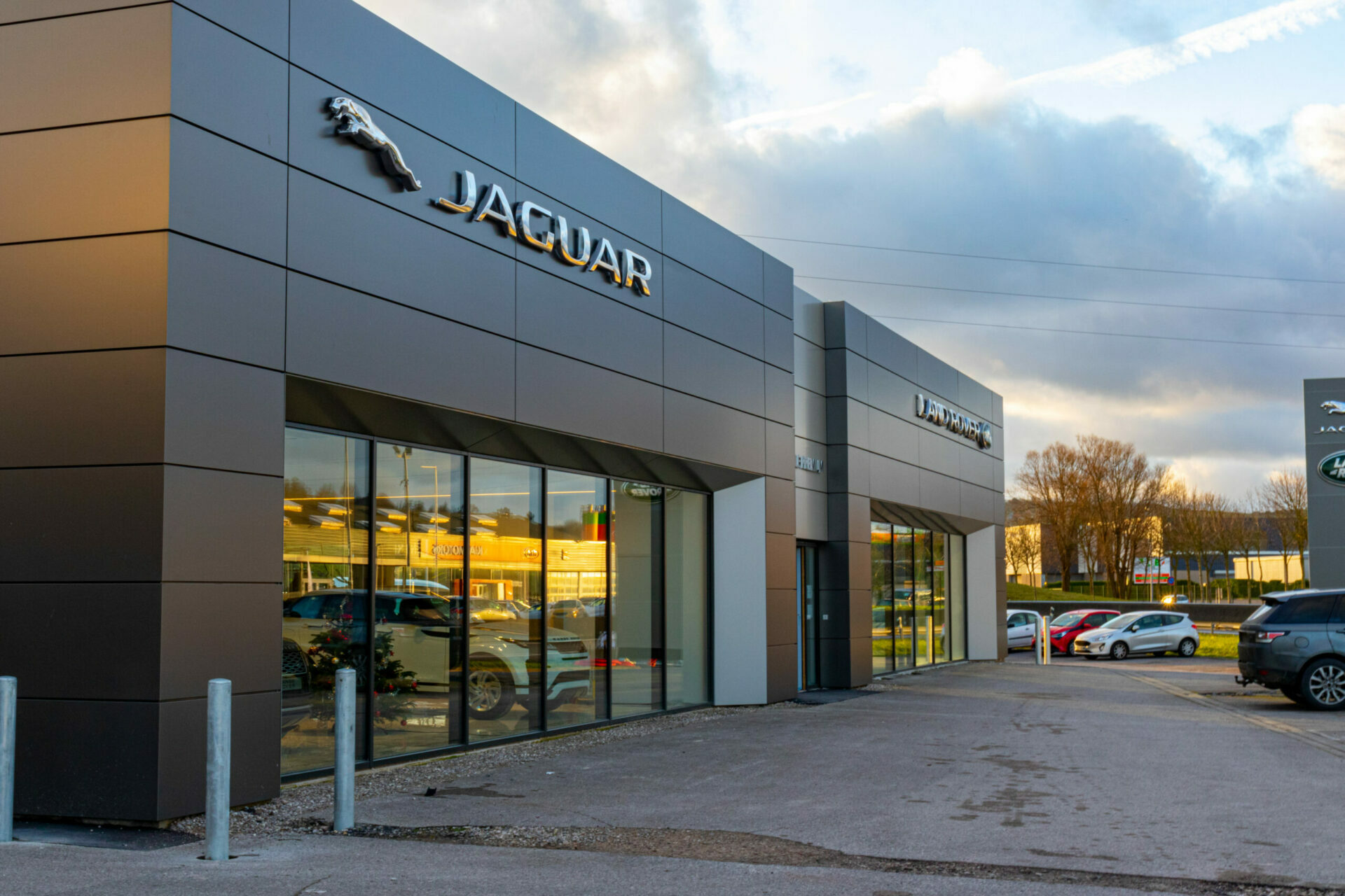 Réfection des façades Bardage LARSON Boulogne sur Mer Concession Jaguar Land Rover -EFITEK
